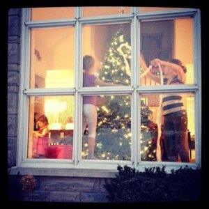 Josée Boudreault Instagram - Une de mes photos préférées du temps des fêtes. Il y a 10 ans environ. L-P arrive à la maison et voit les filles qui décorent le sapin de Noël à l’intérieur. ❤️❤️❤️🎄