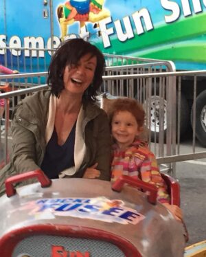 Josée Boudreault Instagram - Bonjour je suis L-P qui utilise le Instagram de Josée pour lui souhaiter BONNE FÊTE! 

Et oui, c’est la fête de ma belle, drôle et joyeuse femme. Une merveilleuse maman et aussi ma meilleure amie. 
🎉🎉🎉🎉