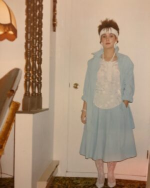 Josée Boudreault Instagram - Peut-etre qu’il y a des filles de secondaire 5 qui cherchent toujours leur robe de bal. 
Et bien si vous êtes en manque d’inspiration, voici ce que je portais à ma graduation.
Vous pouvez copier le modèle, ça me fait plaisir. 😂

Ah oui, la designer ? C’est une Louise Boudreault.