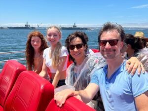 Josée Boudreault Instagram - Je passe de très beaux moments avec ma famille en Californie présentement. 
Pour l’instant nous visitons La Jolla à San Diego qui est absolument magnifique. C’est encore plus beau que je croyais. 
Nous avons fait un tour de Jet boat où j’ai pu porter un magnifique imper avec une capuche en cellophane.
Ce matin nous avons fait du kayak où j’ai pu porter un magnifique casque jaune.
Donc en gros, j’ai souvent le cheveu plat en Californie 😂 @lprivard @lajollakayak