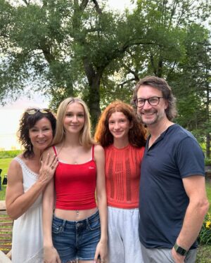 Josée Boudreault Instagram - Bonjour je suis L-P qui utilise le Instagram de Josée pour lui souhaiter BONNE FÊTE! 

Et oui, c’est la fête de ma belle, drôle et joyeuse femme. Une merveilleuse maman et aussi ma meilleure amie. 
🎉🎉🎉🎉