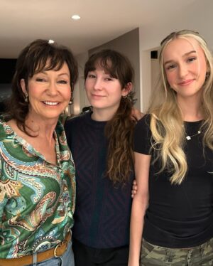 Josée Boudreault Instagram - Bonjour je suis L-P qui utilise le Instagram de Josée pour lui souhaiter BONNE FÊTE! 

Et oui, c’est la fête de ma belle, drôle et joyeuse femme. Une merveilleuse maman et aussi ma meilleure amie. 
🎉🎉🎉🎉
