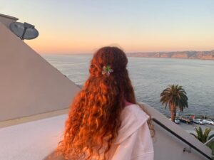 Josée Boudreault Instagram - Je passe de très beaux moments avec ma famille en Californie présentement. 
Pour l’instant nous visitons La Jolla à San Diego qui est absolument magnifique. C’est encore plus beau que je croyais. 
Nous avons fait un tour de Jet boat où j’ai pu porter un magnifique imper avec une capuche en cellophane.
Ce matin nous avons fait du kayak où j’ai pu porter un magnifique casque jaune.
Donc en gros, j’ai souvent le cheveu plat en Californie 😂 @lprivard @lajollakayak
