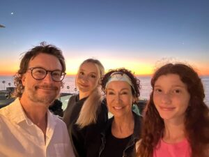 Josée Boudreault Instagram - Je passe de très beaux moments avec ma famille en Californie présentement. 
Pour l’instant nous visitons La Jolla à San Diego qui est absolument magnifique. C’est encore plus beau que je croyais. 
Nous avons fait un tour de Jet boat où j’ai pu porter un magnifique imper avec une capuche en cellophane.
Ce matin nous avons fait du kayak où j’ai pu porter un magnifique casque jaune.
Donc en gros, j’ai souvent le cheveu plat en Californie 😂 @lprivard @lajollakayak