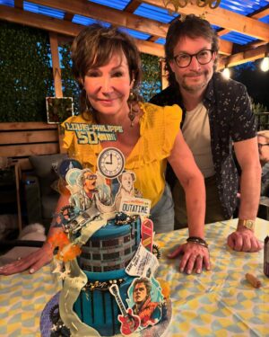 Josée Boudreault Instagram - Hier nous avons fêté les 50 ans de mon chum.  Le hit de la soirée fut son gâteau Back to the future. Le film dont il n’arrête pas de parler depuis que je le connais. 
Imaginez, il a pu manger le hover board. Le rêve ! 😂
 Merci à @caketoi , mon chum n’en revient pas encore de son gâteau ❤️ @lprivard #backtothefuture