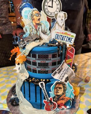 Josée Boudreault Instagram - Hier nous avons fêté les 50 ans de mon chum.  Le hit de la soirée fut son gâteau Back to the future. Le film dont il n’arrête pas de parler depuis que je le connais. 
Imaginez, il a pu manger le hover board. Le rêve ! 😂
 Merci à @caketoi , mon chum n’en revient pas encore de son gâteau ❤️ @lprivard #backtothefuture