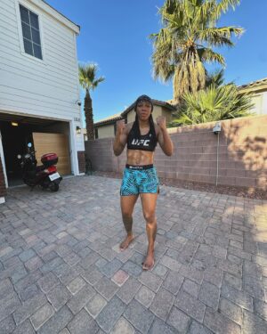 Joselyne Edwards Instagram - La vida se encoge o se expande en proporción a tu coraje.
.
.
.
Life shrinks or expands in proportion to your courage.

#sundaytraining 🧘🏾‍♀️✨🧘🏾‍♀️ #ufc302.

3 weeks