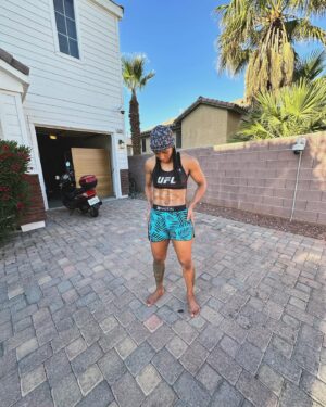 Joselyne Edwards Instagram - La vida se encoge o se expande en proporción a tu coraje.
.
.
.
Life shrinks or expands in proportion to your courage.

#sundaytraining 🧘🏾‍♀️✨🧘🏾‍♀️ #ufc302.

3 weeks