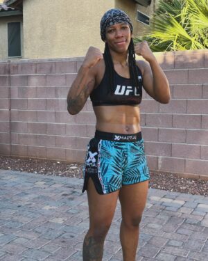 Joselyne Edwards Instagram - La vida se encoge o se expande en proporción a tu coraje.
.
.
.
Life shrinks or expands in proportion to your courage.

#sundaytraining 🧘🏾‍♀️✨🧘🏾‍♀️ #ufc302.

3 weeks