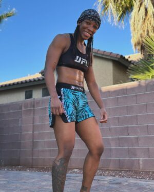 Joselyne Edwards Instagram - La vida se encoge o se expande en proporción a tu coraje.
.
.
.
Life shrinks or expands in proportion to your courage.

#sundaytraining 🧘🏾‍♀️✨🧘🏾‍♀️ #ufc302.

3 weeks