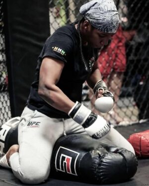 Joselyne Edwards Instagram - 5 weeks #ufcparis ✨💃🏾

📸 @cloud_city_vista
