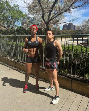Joselyne Edwards Instagram - Es increíble cómo la vida puede llevarnos por caminos inesperados. Desde grabar un cortometraje de boxeo en Curundú, Panamá🇵🇦, hasta pelear en la misma cartelera para la liga número 1 del mundo de Mma. @ufcespanol 
.
. #tbt  @pieralafiera 🔥Dimelo!
.
It’s incredible how life can take us down unexpected paths. From filming a boxing short film in Curundú, Panama 🇵🇦, to fighting on the same card for the @ufc 
.
.
📸-2 @desautomatas