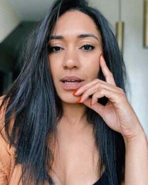 Joséphine Jobert Instagram - Des jolis sourcils qui encadrent bien le regard et personnellement, je n’ai besoin de pas grand chose de plus dès le matin pour me sentir déjà bien. @elaiabrows tu es de loin la meilleure. Merci merci merci !!! 🥰