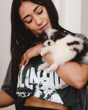 Joséphine Jobert Instagram - Souvenirs de ce petit moment de pur bonheur et de tendresse avec ces petits chiots à croquer. Merci à @zen_puppies 
(J’ai dû me contenir pour ne pas agir comme une folle 😂)
Photo by @e.m.otion 
—————————————
Memories of this  moment of pure happiness and tenderness with these adorable  little puppies. Thanks to @zen_puppies 
(I had to be very strong to behave and not act crazy 😂)