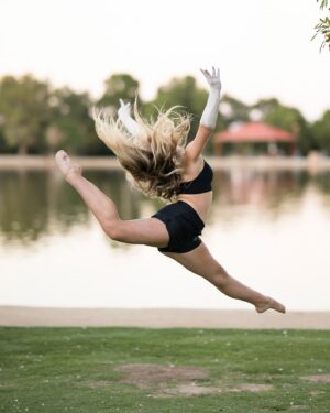 Journey Kay Instagram - Happy leap day 🙌 
Photo by my favorite @studiojoliedance 🤩