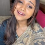 Jovita Livingston Jones Instagram - Been a while ❤️🎤 #piraithedum #myvoice #karaokediaries #reels #trending #trendingreels #tamilsongcovers #covers #music #instagram #myvoice #karaokesinging #tamilmusic #instagram #instacovers #jovitalivingston #jovitasings