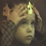 Joy Esther Instagram - Cette vidéo ne marche qu’en janvier 😆👸🏼 Vous noterez ma tête DEEEG quand mon frère a la fève 😆 et qui ne dit absolument rien quand je lui chourre sa couronne 👑🤦🏼‍♀️ #galettedesrois #90s