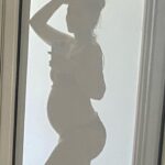 Joy Esther Instagram - Passage de 38 à 39 ans 🥰 ce fût merveilleux (sauf quand j’ai vomi à peu près 9 mois 😆) C’était il y a quelques jours 🎂 et merci à vous pour vos nombreux messages ♥️ L’an prochain grosse teuf for the big 4 🥳🤪 (Je précise que ce n’est pas une nouvelle grossesse 🥵) Merci @stefan_sn et @romainrigalinsta pour ces jolies photos 🥰