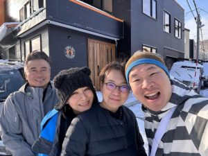 Joyce Tang Lai-Ming Instagram - 佩服好友放下香港一切移居日本開民宿，你係叻嘅🥰
仲有咁宏大嘅志願
將所有好朋友搬晒過嚟做鄰居🤣🤣🤣
等你
#hokkaido #rusutus #thelobsrusutsu #snowboarding #powder 
@thelobs_rusutsu
@huberthui