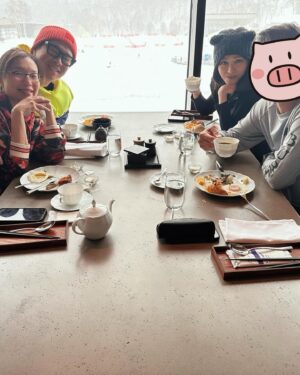 Joyce Tang Lai-Ming Instagram - 宅急便到宜家都未到～～～～冇板滑雪
咪～～～～～～鏟雪同食食食
#rusutsu #thelobsrusutsu 
@huberthui @thelobs_rusutsu