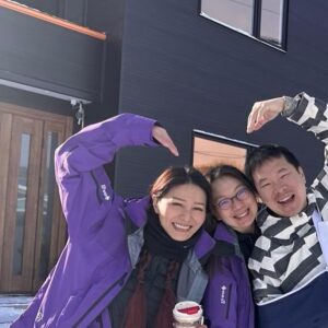 Joyce Tang Lai-Ming Instagram - 佩服好友放下香港一切移居日本開民宿，你係叻嘅🥰
仲有咁宏大嘅志願
將所有好朋友搬晒過嚟做鄰居🤣🤣🤣
等你
#hokkaido #rusutus #thelobsrusutsu #snowboarding #powder 
@thelobs_rusutsu
@huberthui