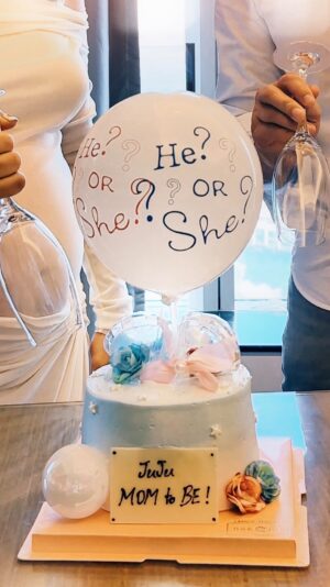 JuJu Chan Instagram - Is it a baby girl or baby boy? 🩵🩷🤗😜

#AskForTheInstructions #GenderReveal #TreasureHunt #fun #laughter 
Cake @bakebe_hk 

#momtobe #genderrevealcake #genderrevealfail #preggers #pregnancyannouncement #pregnantbelly #pregnancy #boyorgirl #孕照 #孕媽咪 #孕婦 #新手媽媽
@fourseasonsplacehongkong #fsphk #bakebe #fourseasonsplace #bumpsuit @bumpsuit #hongkong #jujuantony #baby #funny