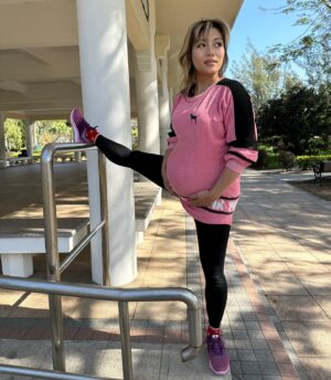 JuJu Chan Instagram - 大年初四祝大家新年快樂，身體健康，龍馬精神，心想事成，萬事如意，財源廣進！4th day of the Year of the Dragon. Staying active on this beautiful morning as the big day draws closer. Wishing everyone much health, wealth and happiness.

#pregnancy #momtobe #dragonmom #dragonyear #cny #hongkong #新年快樂 #身體健康 #孕媽咪 #孕媽咪 #孕婦