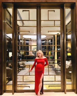 JuJu Chan Instagram - Feeling so pampered in this gorgeous place ❤️
Thanks for looking after me 🥰

@fourseasonsplacehongkong #fsphk #fourseasonsplace #staycation #birthdayweekend #pregnancylife #momtobe #hotel #servicedapartments #hongkong #bumpsuit @bumpsuit #孕照 #孕媽咪 #新手媽媽
