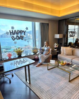 JuJu Chan Instagram - Feeling so pampered in this gorgeous place ❤️
Thanks for looking after me 🥰

@fourseasonsplacehongkong #fsphk #fourseasonsplace #staycation #birthdayweekend #pregnancylife #momtobe #hotel #servicedapartments #hongkong #bumpsuit @bumpsuit #孕照 #孕媽咪 #新手媽媽