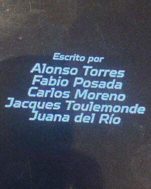 Juana del Río Instagram - En los últimos dos años, hemos escrito tres series. Una de ellas es Goles en Contra. 

Hace casi dos años ya, Andrés Calderón y Adriana Aparicio nos invitaron a escribir la tragedia de Andrés Escobar y de la Selección Colombia del 94. Vimos aquí la oportunidad de contar una historia importante que describe las dolencias, dificultades y contradicciones todavía no resueltas de este país. La historia de un sueño que nunca se cumplió.

Vivimos con esa historia más de un año, soñándola y escribiéndola en Bogotá, en Corea y Chipre. Y fue un placer entregarle nuestros guiones a Carlos Moreno y su equipo para que los adaptaran e integraran su visión para la serie.

Actuar siempre es y será mi vocación y prioridad. Sin embargo, en la universidad, escribía escenas para actuarlas con mis amigos, pero siempre pensé que actuar y escribir eran dos caminos distintos. Pero no. Saber escribir me hace mejor actriz y viceversa. Todos estos años, continué escribiendo en privado hasta que Jacques @jacquestoulemonde encontró mis cuadernos. Y desde entonces somos una dupla inquebrantable.

Ver a Juan Pablo Urrego @juanpurrego como Andrés Escobar y a un elenco tremendo en los personajes que nos imaginamos, bajo la dirección de los grandes Carlos Moreno y Óscar Ruiz Navia @ruiz.navia , nos llena de ilusión. Gracias Andrés Calderón, Adriana Aparicio @adriaparicio , @dynamocine y @netflixlat por permitirnos hacer parte de este proyecto importante y maravilloso.
Gracias por permitirme estar en esta ocasión, detrás de la pantalla. 

¡No se la pierdan!

La primera foto es un retrato que nos tomó la maravillosa Emilija @milijamilu , que tiene el inusual talento de encontrar lo que hay detrás de los rostros. Gracias, fantástica amiga.