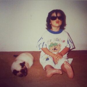 Juana del Río Instagram - He estado bastante ausente los últimos días. No sólo de Instagram. 

Desde que hice la audición para esta película, sabía en lo que me metía. Hablar de un caso tan reciente, tan infame y aún no resuelto iba a despertar reacciones extremas. Al haber tenido tanta atención mediática y haber despertado tanta indignación, todos nos sentimos dueños de esta historia. Todos creemos conocer la verdad. Todos queremos tener la razón.

Entendí que estaba tomando un riesgo pero entendí también por qué me escogieron. Rebeca era un personaje distinto a todo lo que había hecho antes, y al mismo tiempo muy cercano a mí. Por esa razón, decidimos como equipo tomar opciones inusuales en relación a la construcción de este personaje. 

Rebeca es extraña. Sí. Es pesada, particular, atípica. Es un personaje en duelo. Es el recordatorio de esta tragedia. Se siente diferente. Siente que no es suficiente y nunca lo será. Que la vida es incómoda y que es mejor hacerse pequeño y no moverse mucho para no hacer el ridículo. Que así quiera, no puede dejar de ser quien es. Y que todo lo que ha luchado por construir, no es más que un chiste para los demás. Y ya no hay nada que hacer, ellos ya ganaron.

Es ahí donde los músculos se paralizan, donde el pecho duele, donde la vida se mueve a la cadencia de un funeral, donde las pequeñas acciones y las tareas diminutas se vuelven retos inmensos. Es difícil sostener una conversación, es difícil hablar fuerte, es difícil sonreír, es difícil dejar de juzgarse y es imposible no vivir en un estado estoico, controlado, preciso. 

Eso es Rebeca y eso soy yo también. 

A los insultos ya estoy acostumbrada. Y trato de tomarlos con humor. Hago fotos y dibujos burlándome de mí misma. Soy la primera en ofenderme para impedir que lo hagan los demás. Pero con el tiempo aprendí que todo lo que me avergonzaba era mi mejor arma. Sin mirar a los lados, tenía que asumir quien era, aceptar lo que me hacía diferente y usarlo a mi favor. 

(continúa en el primer comentario)