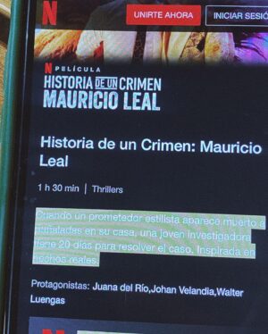 Juana del Río Instagram - Mauricio Leal fue un hombre como pocos. Brillante, luminoso, auténtico. Un hombre generoso del que nadie tenía nada malo que decir. Su muerte le heló la sangre a Colombia. A nosotros también. 

Lo mataron junto a su madre, Marleny Hernández. Y quisieron hacerlo parecer un suicidio. Marleny y Mauricio fueron abusados de la peor manera como ocurre en Colombia con una frecuencia mucho más alta de lo que uno quisiera creer. Mauricio y Marleny comprobaron con su vida que los monstruos están más cerca de lo que uno cree. Que esos monstruos son personas. Frustradas, dementes, sanguinarias, pero personas.

Casos de horror como el de Mauricio y Marleny no pueden seguir repitiéndose. Por eso es importante hablar de ellos, analizarlos, entenderlos. Tenemos que aprender de esta tragedia. Porque no queremos que se repita. Porque no queremos que nadie se vuelva a encontrar en la posición de Mauricio, Marleny o incluso de Yhonier.

Decidimos hacer esta película de manera respetuosa, lejos del amarillismo, con un punto de vista particular, sin revictimizar a las víctimas ni glorificar a los victimarios. Quisimos analizar las dinámicas del abuso y, al mismo tiempo, honrar a Mauricio Leal y a Marleny Hernández. Quisimos manifestarles nuestra admiración, trascender su tragedia y celebrar su vida. Con esta película, quisimos escribirle un homenaje a Mauricio, a su mensaje y a su ejemplo.

Habiendo hecho parte de un equipo excepcional, es con mucha ilusión que presentamos hoy nuestro trabajo, en Netflix, disponible en más de 190 países.

No podemos borrar esta tragedia. Pero sí podemos aprender de ella. Esta es una película para Mauricio Leal y para todos los que, como a él, nos apagaron la luz por brillar más fuerte. 🦇

@netflixlat @netflixcolombia @dynamocine