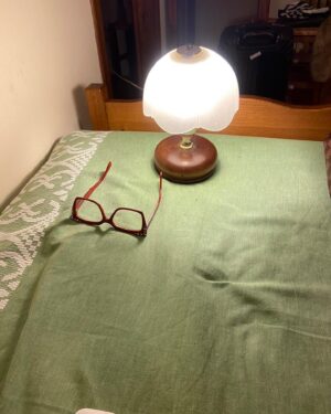 Judite Sousa Instagram - Fiquei durante 2 dias neste pequeno quarto de um mosteiro em Arezzo, Itália, onde se realiza todos os anos um retiro espiritual de pais que perderam os filhos, vindos de toda a Itália. Ocultei este retiro de todos os que me são próximos. É chegado o momento de contar o que aconteceu e deixar uma palavra de gratidão a quem me proporcionou dois dias de apaziguamento espiritual. Dia 23 nas livrarias. “ Pedaços de vida”.#📘📖❤️