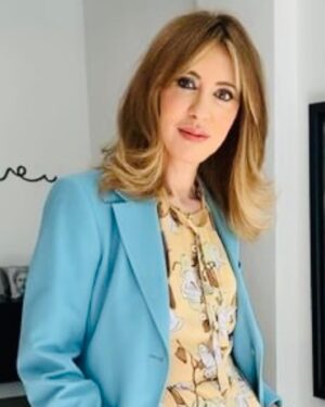 Judite Sousa Instagram - Dia para ouvir o Presidente da Fundação Francisco Manuel Dos Santos, Gonçalo Matias, que revelou os últimos estudos sobre a situação económica e social do país. 1,7 milhões de pobres. 4,4 se não existissem prestações sociais. Salário dos jovens qualificados está nos 980 euros, muito abaixo do salário médio#internationalclubofportugal🇵🇹