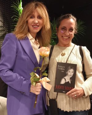Judite Sousa Instagram - Ola! Quando me lançei com todas as minhas forças na escrita de “ Pedaços de Vida”, antecipava que nas primeiras semanas o livro, também em razão da mediatização. fizesse o seu caminho nem muito breve nem muito longo, tratando-se de um ensaio e não de uma obra de ficção. Inverti as tradicionais regras do marketing. Primeiro, falei no livro, depois dei as entrevistas que tinha que dar e só depois é que o livro saiu para as livrarias. Também decidi que não iria fazer uma apresentação pública. Só quis ter ao meu lado os Portugueses, os cidadãos anónimos. Não convidei ninguém. Fixei a mim própria uma espécie de sondagem, um teste à audiência. Acho que é a primeira vez que estou a falar disto. E porquê? Porque na serenidade dos meus dias que correm, tenho a alegria de comunicar que na próxima semana estará no mercado a sexta edição dos meus “ Pedaços de Vida”. As palavras começam a estar gastas mas não há outras. Incrível mesmo. Muito obrigada aos leitores📘❤️
