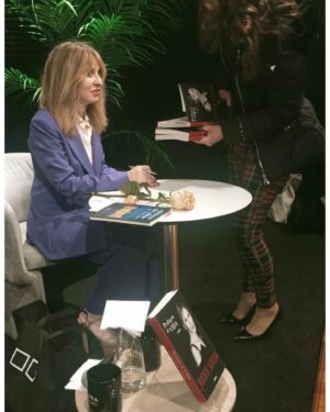 Judite Sousa Instagram - Ola! Quando me lançei com todas as minhas forças na escrita de “ Pedaços de Vida”, antecipava que nas primeiras semanas o livro, também em razão da mediatização. fizesse o seu caminho nem muito breve nem muito longo, tratando-se de um ensaio e não de uma obra de ficção. Inverti as tradicionais regras do marketing. Primeiro, falei no livro, depois dei as entrevistas que tinha que dar e só depois é que o livro saiu para as livrarias. Também decidi que não iria fazer uma apresentação pública. Só quis ter ao meu lado os Portugueses, os cidadãos anónimos. Não convidei ninguém. Fixei a mim própria uma espécie de sondagem, um teste à audiência. Acho que é a primeira vez que estou a falar disto. E porquê? Porque na serenidade dos meus dias que correm, tenho a alegria de comunicar que na próxima semana estará no mercado a sexta edição dos meus “ Pedaços de Vida”. As palavras começam a estar gastas mas não há outras. Incrível mesmo. Muito obrigada aos leitores📘❤️