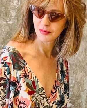 Judite Sousa Instagram - Este ano fiquei por Lisboa. Não quis fugir às minhas circunstâncias  como aconteceu nos últimos 10 anos. Chega de desconectar com a realidade. Chega de teatralizar uma  vida que não existe mais. Realmente, a vida não é uma peça de teatro porque a vida não permite ensaios. As minhas publicações são normalmente dissertações sobre o sentido de algo. Não me sinto confortável com lugares comuns que apenas apoiam como legenda uma fotografia inspiradora ou pretendem passar mensagens subliminares. E a mensagem a existir é simples: na voragem dos dias que passam há sempre qualquer coisa que nos pode manter em tranquilidade, interiorizando o passado, avaliando o que existiu de certo e de errado, e seguir em frente com liberdade se a saúde o permitir e até quando isso for possível #osentidodavida ❤️