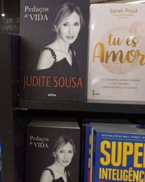 Judite Sousa Instagram - A vida passa com alegrias e tristezas, êxitos e fracassos, mas no final ficará sempre a palavra escrita. Hoje, o livro chegou ao lugar onde os livros têm que repousar algum tempo até darem lugar a outros… e a outros. Espero que gostem porque há muita coisa para ler para além do André e da mãe do André#📘📖📚 ❤️