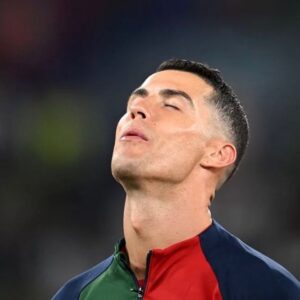 Judite Sousa Instagram - O estalo de Cristiano Ronaldo aos seus agressores. Para mim, esta é a imagem que fica do jogo de ontem. A imagem de um homem que chora, que olha para o céu, de um homem que estaria a recordar o pai e o filho falecidos. Ronaldo não precisa de fazer mais nada. Pode vir embora do Catar amanhã . Só precisa de ser respeitado na sua narrativa profissional e na sua narrativa de vida🔝