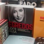 Judite Sousa Instagram - Na comunicação política e, principalmente, na história da televisão, há um momento crucial a registar. Ou melhor, um acontecimento: o debate entre António Costa e Passos Coelho em Setembro de 2015, poucas semanas antes das eleições gerais que deram a vitória ao PSD mas que impediram os social-democratas de formar governo por não terem maioria no Parlamento. Foi nestas circunstâncias que o PS alavancou os resultados eleitorais e fez um acordo político, assinado separadamente pelo PCP e pelo Bloco de Esquerda- o primeiro governo da “ geringonça “. Do ponto de vista televisivo, foi o primeiro debate alguma vez realizado em Portugal e transmitido em simultâneo pela RTP, SIC e TVI. Algo absolutamente inédito. Os bastidores deste debate são contados neste “ tesourinho” que encontrei hoje nos meus passeios viciantes pelas livrarias. Chamei ao livro “ Segredos” e a ele voltarei, não ao livro, mas aos “ segredos” políticos e jornalísticos o mais brevemente que me for possível #📘📖❤️😄📖📘