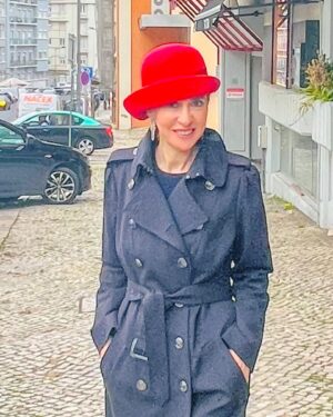 Judite Sousa Instagram - O guru de saúde mental Roy Petitfils diz que o nosso maior medo não é sermos rejeitados; é sermos invisíveis. Vem isto a propósito de uns “ seres humanos” que escondem as suas vidas dos contextos familiares, sociais e profissionais. Com medo de serem rejeitados, querem ser invisíveis. Um tema deveras interessante e que interpela os profissionais de saúde. Brevemente nas livrarias#📘📖📗📕📚✏️