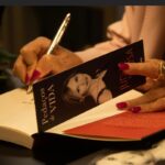 Judite Sousa Instagram - Dois meses é uma eternidade na longevidade de um livro. Porém, continuamos no top 10 da rede FNAC assim como no grupo Sonae. Entretanto, estaremos na Feira do Livro 2 dias que este ano começa em Maio. A todos os leitores, o meu agradecimento, as palavras de afecto que me fazem chegar, o leitor que veio de Bragança para me dar um abraço assim como o casal que me trouxe um pão de ló de Ovar, adivinhando que é um dos meus doces preferidos, assim como o senhor que ontem à saída da clínica S. João de Deus, à porta de uma loja, me disse: a senhora é corajosa. Agradecida, portanto, a todos#📘📖❤️