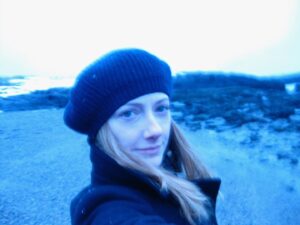 Judy Greer Instagram - #randomselfie #2008. No, I did not knit this beret.