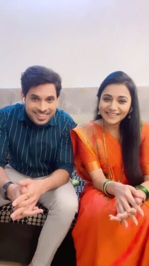 Jui Gadkari Instagram - We completed 400 episodes recently!!! So heres a small reel singing our title with my onscreen devar Ashwin bhauji! Hope u like it! #juigsings 

Credits:- 
Playback- @hrishikesh_ranade @priyanka.barve 
Music- @nilesh_moharir 
Lyrics- @rohinininawe
