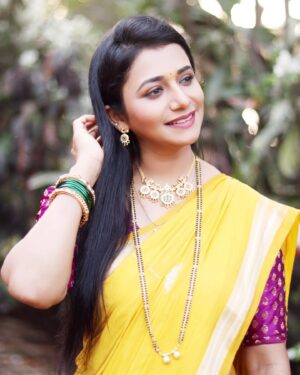 Jui Gadkari Instagram - For Aishwarya Sarang haldi ceremony.. #gharogharimatichyachuli #juigadkari #marathimulgi #sayali #tharlatarmag 

📸 @bhim.gaikwad 
Hair- @sh.ukla6613 
Makeup- me!
Costume- @vili_vaishali 
Jewellery- @dhanashree_art_jewels