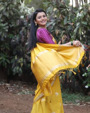 Jui Gadkari Instagram - For Aishwarya Sarang haldi ceremony.. #gharogharimatichyachuli #juigadkari #marathimulgi #sayali #tharlatarmag 

📸 @bhim.gaikwad 
Hair- @sh.ukla6613 
Makeup- me!
Costume- @vili_vaishali 
Jewellery- @dhanashree_art_jewels