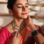 Jui Gadkari Instagram – Photo shoots inbetween shoots!!! 

📸 @bhim.gaikwad 
Jewellery: @dhanashree_art_jewels 
Hair: @sh.ukla6613 
Makeup: Me!!! 
Costume: @vili_vaishali 
Costume Asst: @gayatri31_artistry 
@star_pravah 
#juigadkari #saree #traditional #sayali #tharlatarmag #india #indianwomen