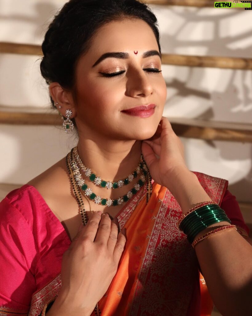 Jui Gadkari Instagram - Photo shoots inbetween shoots!!! 📸 @bhim.gaikwad Jewellery: @dhanashree_art_jewels Hair: @sh.ukla6613 Makeup: Me!!! Costume: @vili_vaishali Costume Asst: @gayatri31_artistry @star_pravah #juigadkari #saree #traditional #sayali #tharlatarmag #india #indianwomen