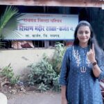 Jui Gadkari Instagram – मतदान! Done!! 👍☝🏻

Tip: please use some sense people😂😂 selfie kadhla tar mirror image diste! Stop saying ekda right hand la ink ekda left 🙏🤦🏻‍♀️🤦🏻‍♀️🤦🏻‍♀️🤦🏻‍♀️ 

#voting #election #fundamental #right #juigadkari #karjat #maval #loksabhaelection2024 #vote #citizen #india