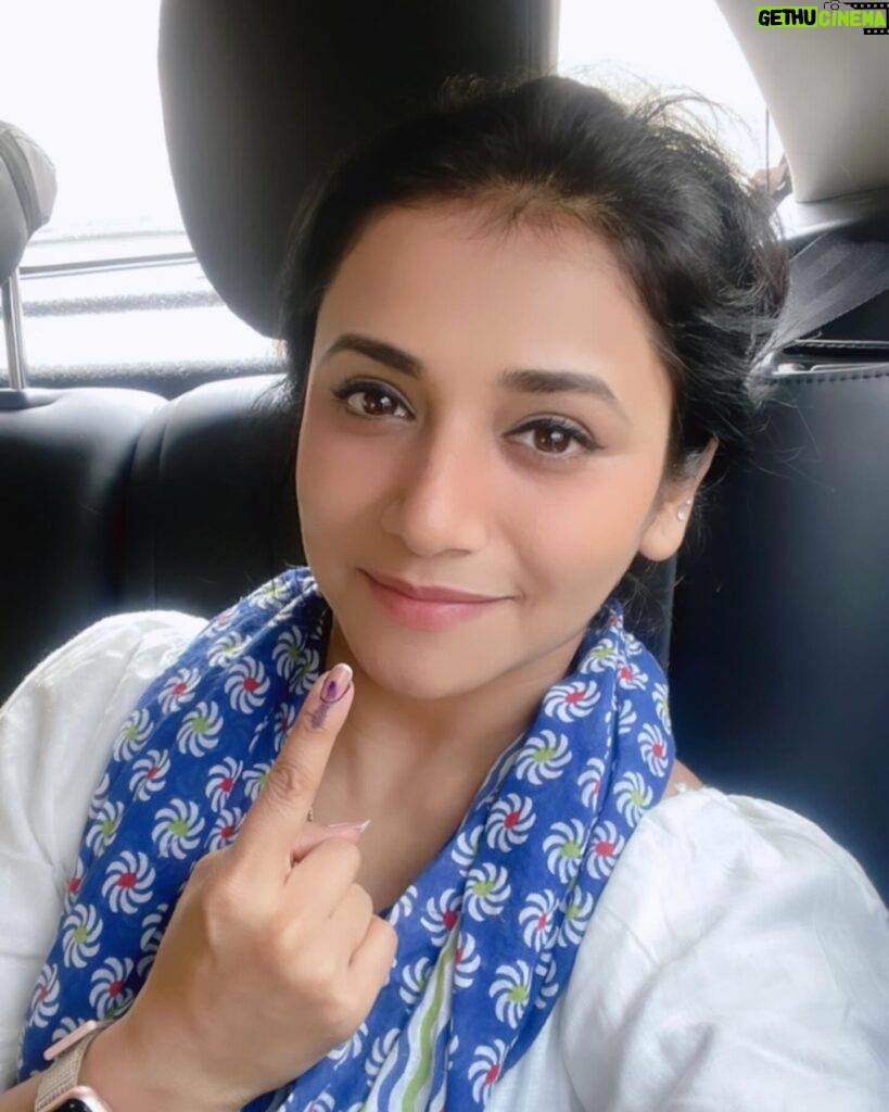 Jui Gadkari Instagram - मतदान! Done!! 👍☝🏻 Tip: please use some sense people😂😂 selfie kadhla tar mirror image diste! Stop saying ekda right hand la ink ekda left 🙏🤦🏻‍♀️🤦🏻‍♀️🤦🏻‍♀️🤦🏻‍♀️ #voting #election #fundamental #right #juigadkari #karjat #maval #loksabhaelection2024 #vote #citizen #india